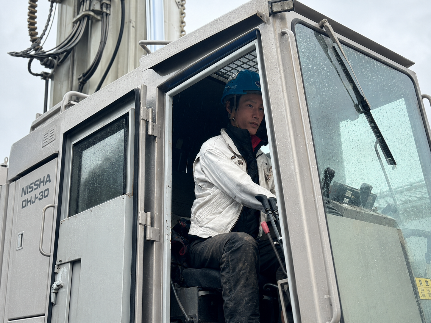 施工機械を操作する社員